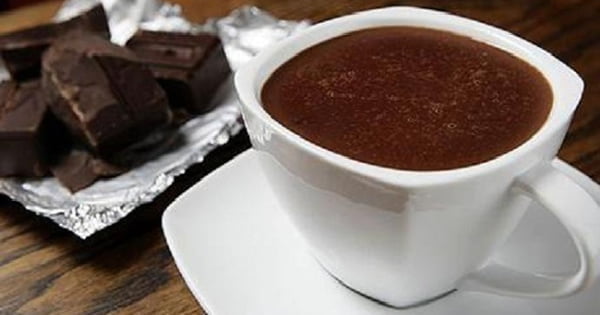 Chocolate quente com barra de chocolate